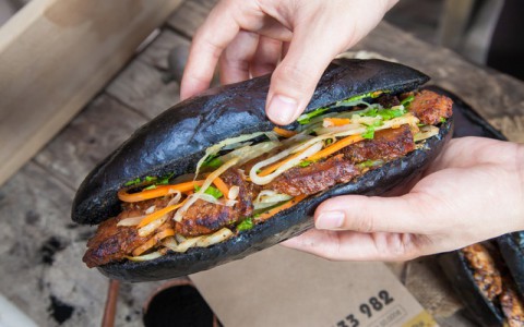 Kỳ lạ bánh mỳ bóng đêm đen như than gây “sốt” ở Hà Nội